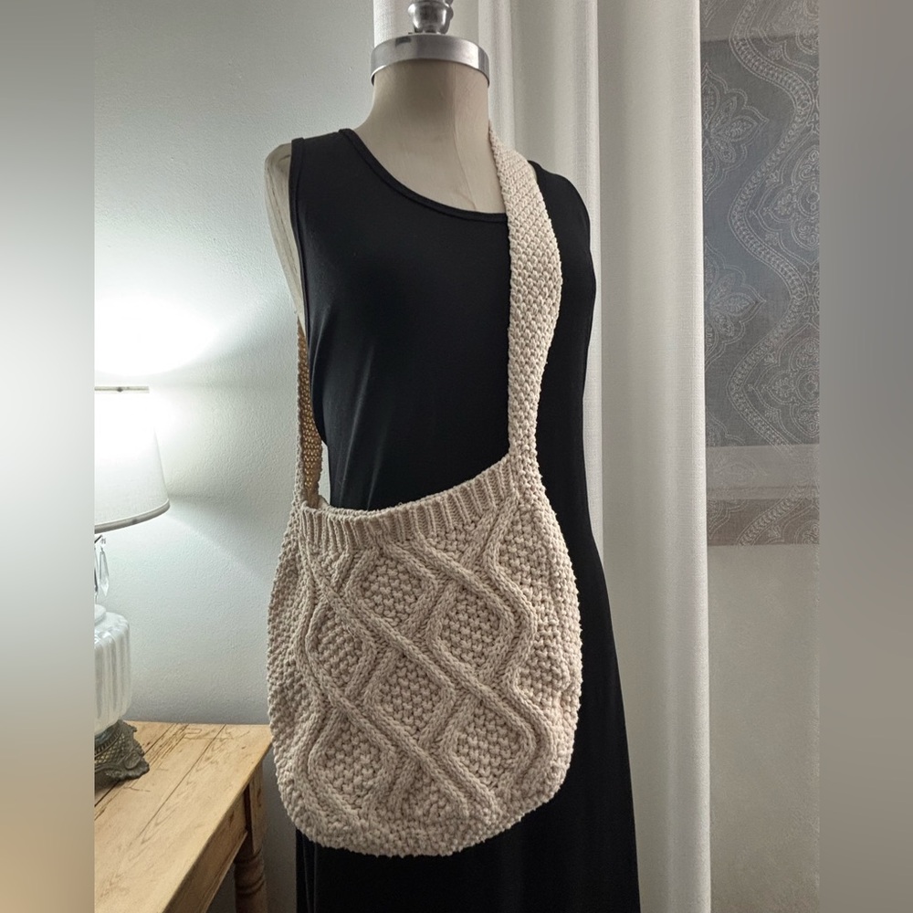 Unbranded Cream Knit Shoulder Bag, 12"w x 10"t x 3.25"d, handle drop 16", GUC